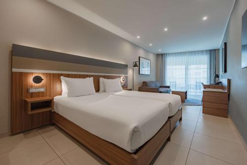 Habitación Doble Superior con 2 camas individuales y sofá cama del hotel DoubleTree by Hilton Malta. Foto 8