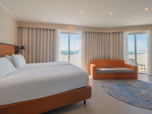 Habitación Doble Superior con sofá cama y vistas al mar - 2 camas del hotel DoubleTree by Hilton Malta. Foto 8