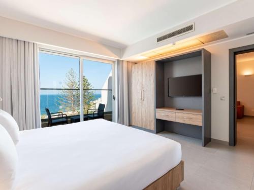 Suite de 1 dormitorio con vistas al mar del hotel DoubleTree by Hilton Malta