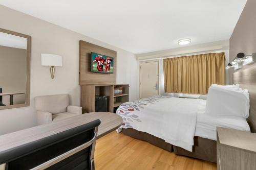Habitación Superior con cama extragrande - No fumadores del hotel Red Roof Inn Buffalo - Niagara Airport. Foto 4