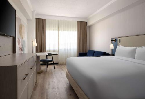 Deluxe King - Mobility Accessible - Roll - In Shower del hotel Sonesta White Plains Downtown