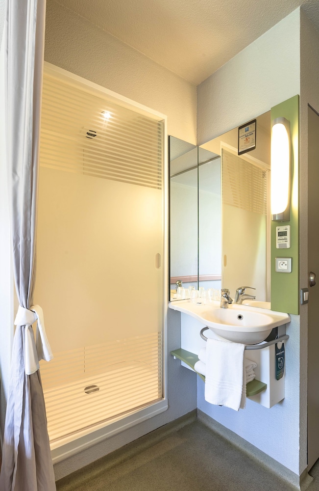 DOBLE - Habitación con una cama grande del hotel Ibis Budget Saint Pourcain. Foto 3