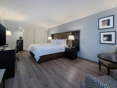 Habitación Premium con cama extragrande del hotel Crowne Plaza Suffern-mahwah. Foto 1