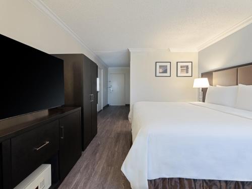 Standard King Room with Roll - In Shower - Communications Access del hotel Crowne Plaza Suffern-mahwah