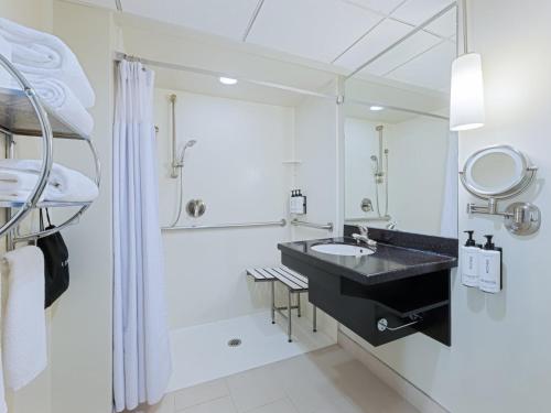 Standard King Room with Roll - In Shower - Communications Access del hotel Crowne Plaza Suffern-mahwah. Foto 1