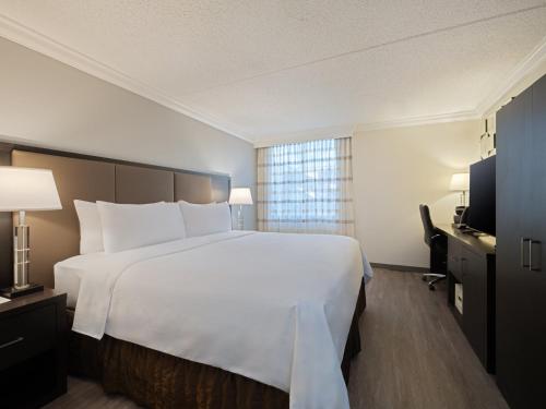 Standard King Room with Roll - In Shower - Communications Access del hotel Crowne Plaza Suffern-mahwah. Foto 2