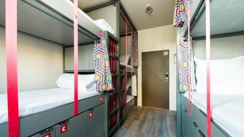 Dormitorio compartido de 8 camas del hotel The People - Paris Belleville. Foto 2
