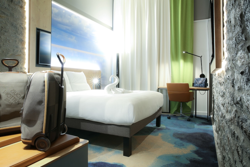 Habitación de categoría superior con cama doble del hotel Novotel Saint Brieuc Centre Gare. Foto 1