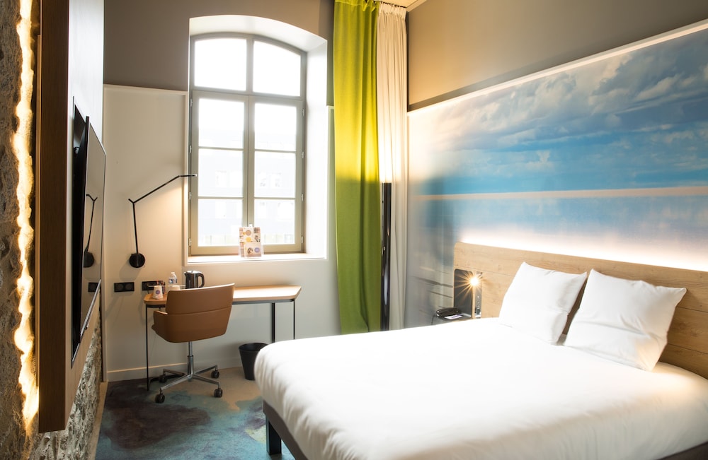Habitación de categoría superior con cama doble del hotel Novotel Saint Brieuc Centre Gare. Foto 2