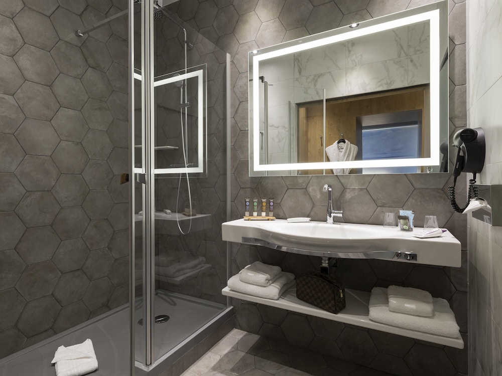 Habitación de categoría superior con cama doble del hotel Novotel Saint Brieuc Centre Gare. Foto 4