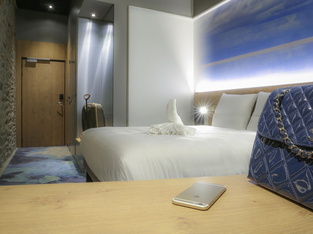 Habitación de categoría superior con cama doble del hotel Novotel Saint Brieuc Centre Gare. Foto 5
