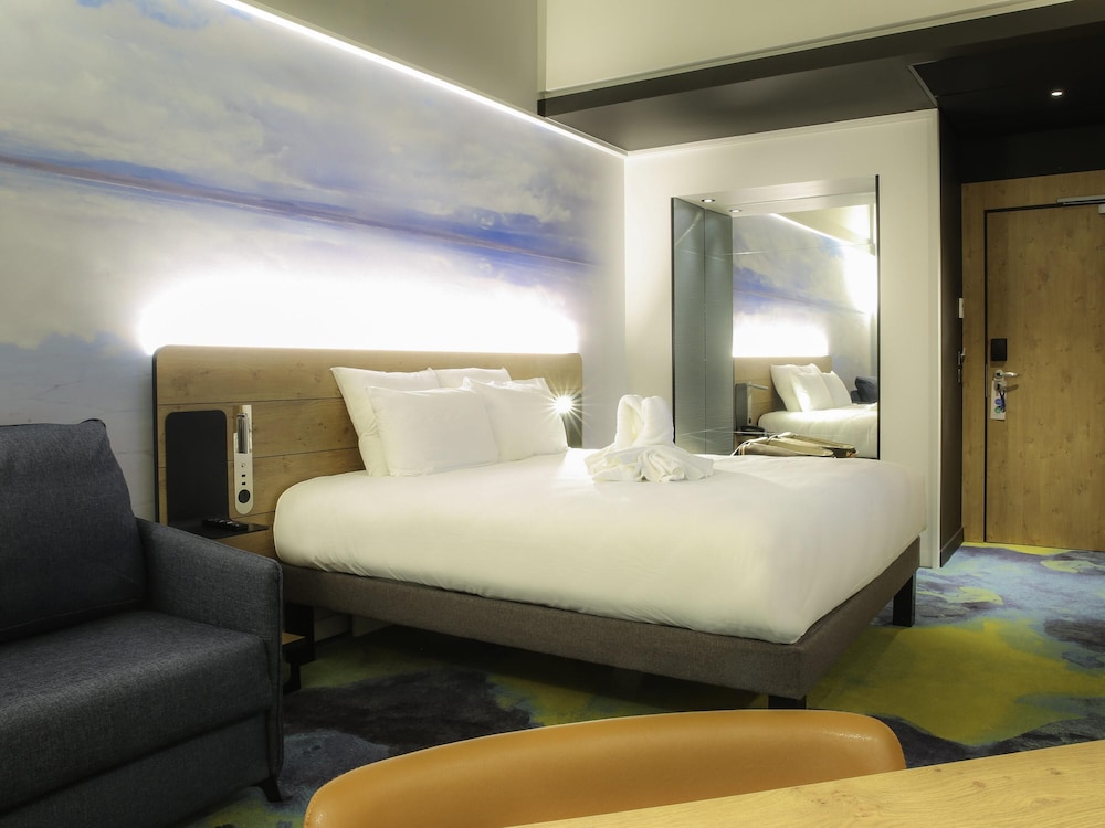 Habitación Executive con cama doble y sofá cama individual del hotel Novotel Saint Brieuc Centre Gare