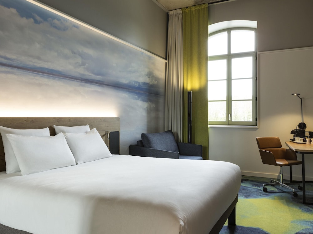 Habitación Executive con cama doble y sofá cama individual del hotel Novotel Saint Brieuc Centre Gare. Foto 3
