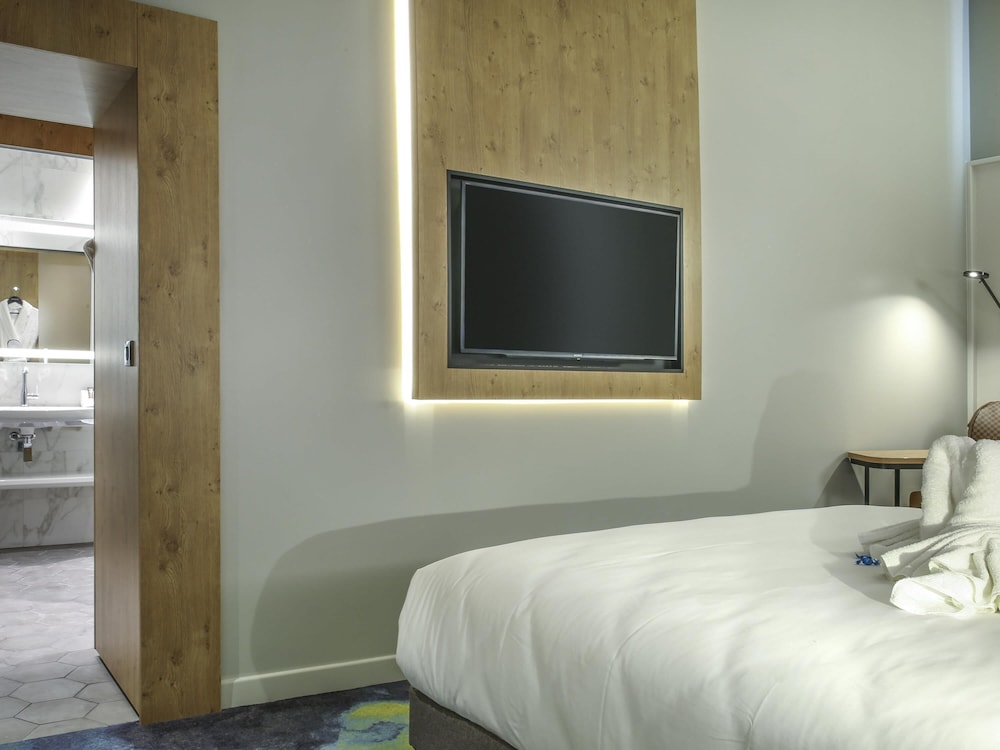 Habitación Executive con cama doble y sofá cama individual del hotel Novotel Saint Brieuc Centre Gare. Foto 5