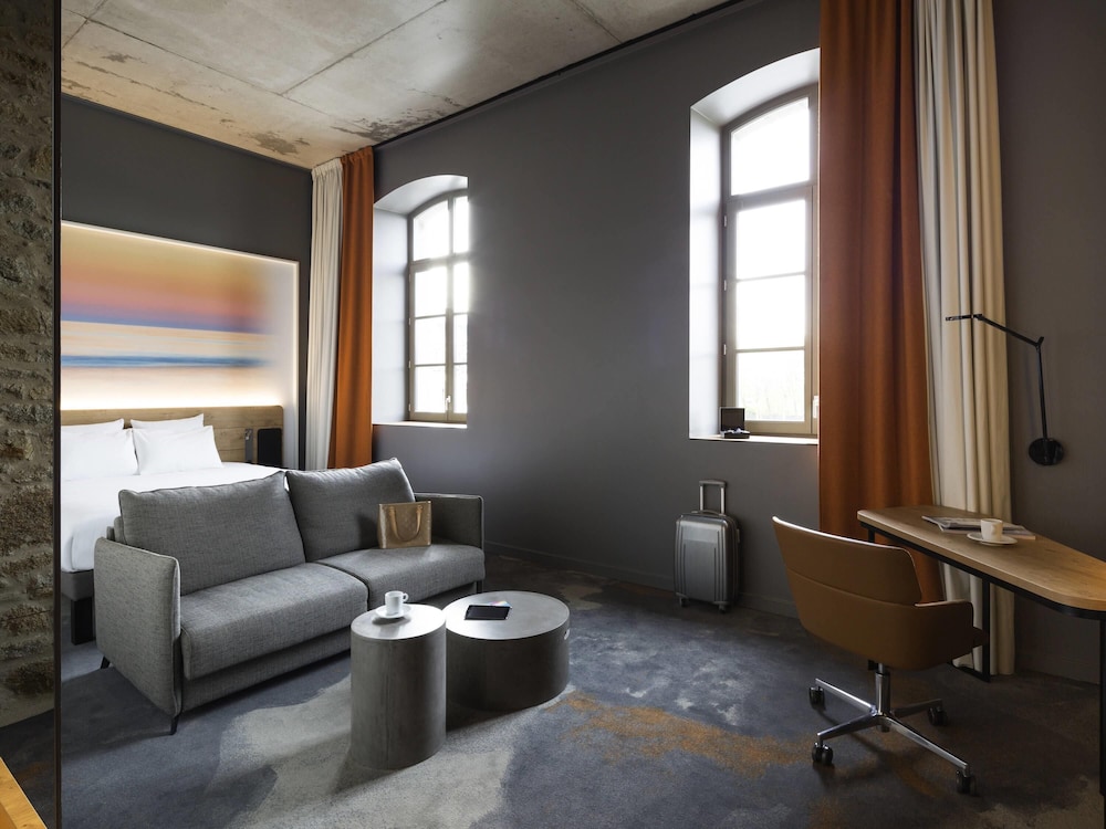 Habitación Executive con cama de matrimonio y sofá cama doble del hotel Novotel Saint Brieuc Centre Gare