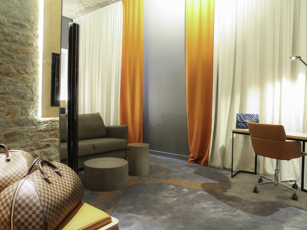 Habitación Executive con cama de matrimonio y sofá cama doble del hotel Novotel Saint Brieuc Centre Gare. Foto 2