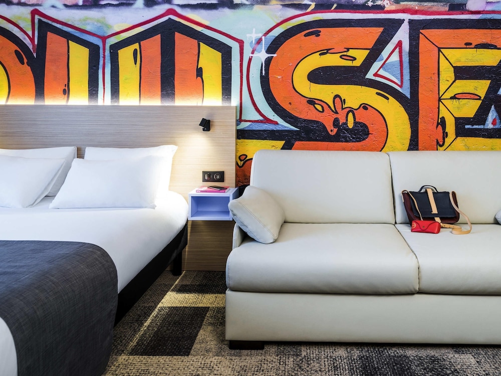 Suite familiar estándar con 1 cama doble y 1 sofá del hotel Ibis Styles Clamart Gare Grand Paris