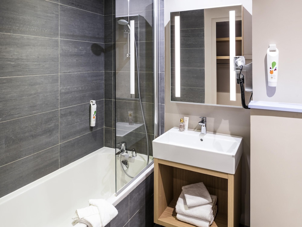Suite familiar estándar con 1 cama doble y 1 sofá del hotel Ibis Styles Clamart Gare Grand Paris. Foto 1