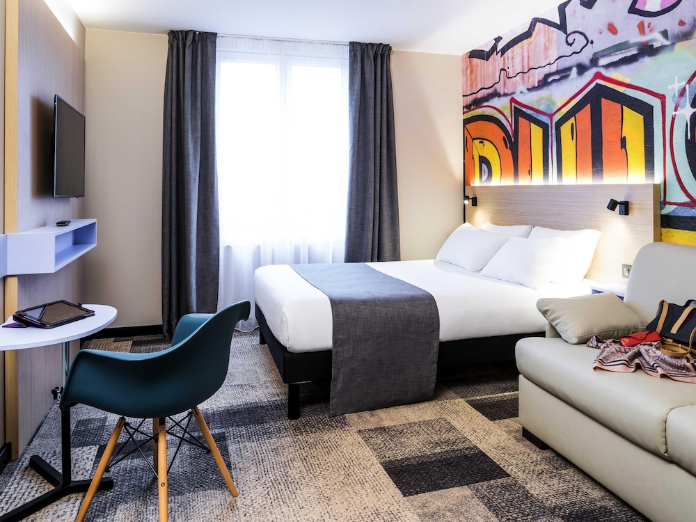 Suite familiar estándar con 1 cama doble y 1 sofá del hotel Ibis Styles Clamart Gare Grand Paris. Foto 2