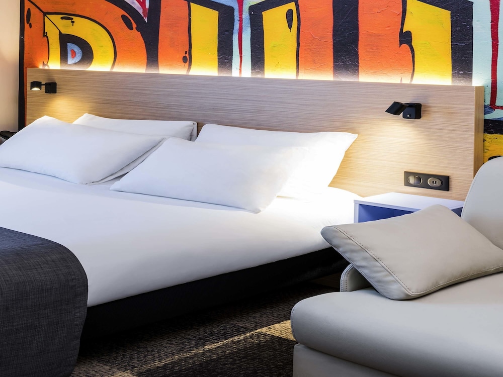 Suite familiar estándar con 1 cama doble y 1 sofá del hotel Ibis Styles Clamart Gare Grand Paris. Foto 3