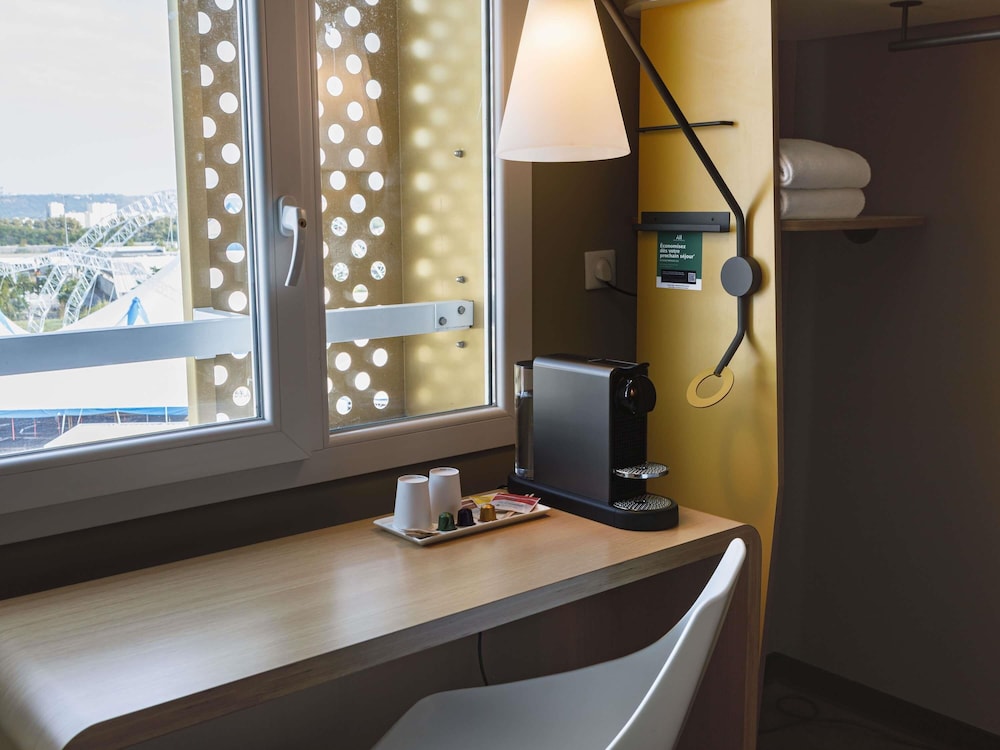 Habitación Superior familiar con 1 cama doble del hotel Ibis Lyon Carre De Soie. Foto 3