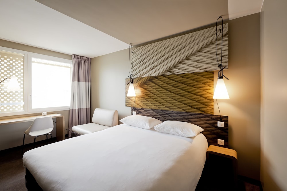 Habitación Standard con 1 cama doble y 1 sofá cama para 1 niño menor de 12 años del hotel Ibis Lyon Carre De Soie. Foto 3