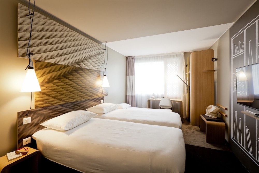 Habitación Standard con 1 cama doble y 1 sofá cama para 1 niño menor de 12 años del hotel Ibis Lyon Carre De Soie. Foto 6