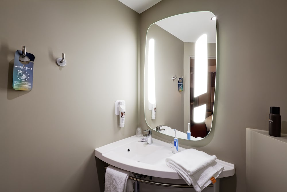 Habitación Standard con 1 cama doble y 1 sofá cama para 1 niño menor de 12 años del hotel Ibis Lyon Carre De Soie. Foto 8