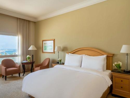 Habitación Deluxe con cama extragrande del hotel Mövenpick Doha. Foto 5