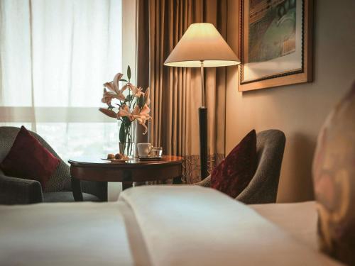 Habitación Superior con cama extragrande del hotel Mövenpick Doha. Foto 3