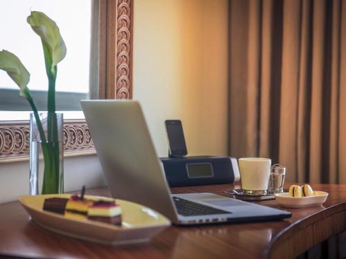 Habitación Superior con cama extragrande del hotel Mövenpick Doha. Foto 5