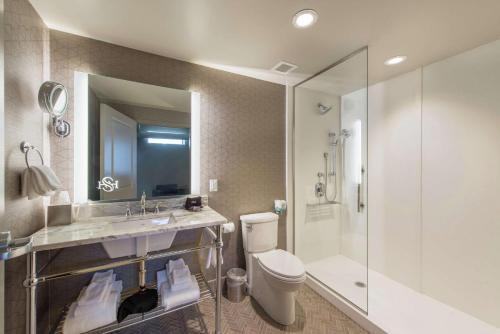 Suite con cama grande del hotel Saranac, Curio Collection By Hilton