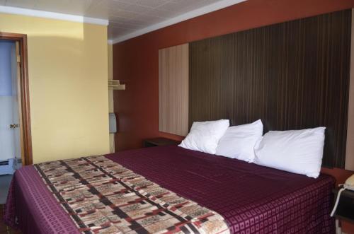 Habitación con cama extragrande. del hotel Budget Inn Tonawanda