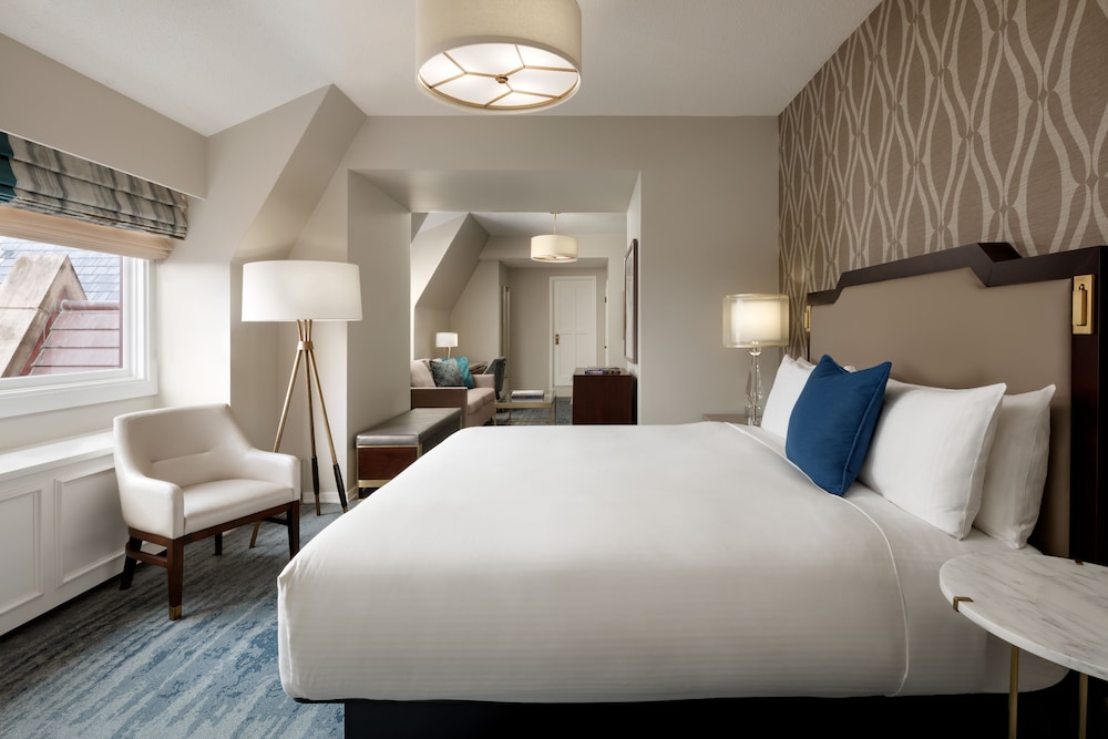 Suite junior, 1 cama de matrimonio grande, vistas a la ciudad del hotel Fairmont Empress