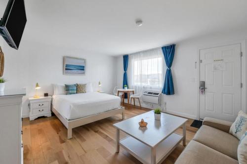 Estudio con 1 cama grande del hotel The Ocean Resort Inn. Foto 3