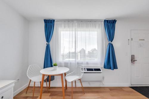 Estudio con 1 cama grande del hotel The Ocean Resort Inn. Foto 6