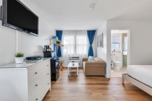 Estudio con 1 cama grande del hotel The Ocean Resort Inn. Foto 7