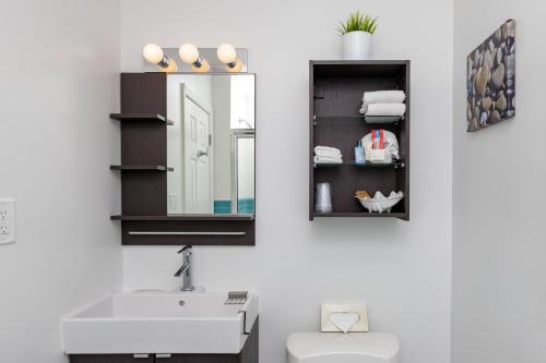 Habitación Estándar - 1 cama grande del hotel The Ocean Resort Inn. Foto 3