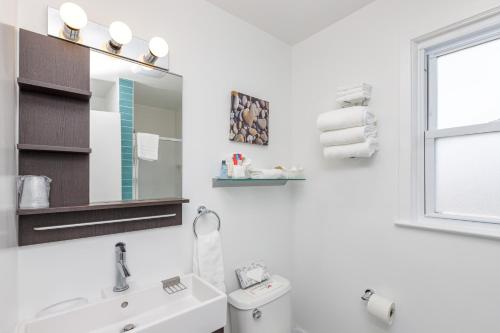 Habitación Estándar - 1 cama grande del hotel The Ocean Resort Inn. Foto 4