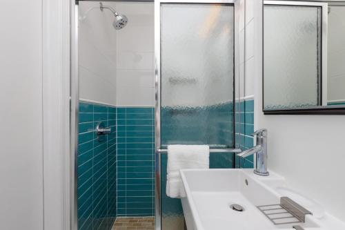 Habitación Estándar - 1 cama grande del hotel The Ocean Resort Inn. Foto 5