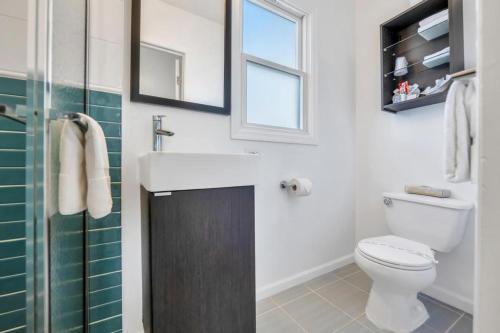 Habitación Estándar - 1 cama grande del hotel The Ocean Resort Inn. Foto 10