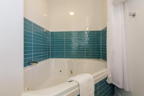 Suite con bañera de hidromasaje y cama grande del hotel The Ocean Resort Inn. Foto 1