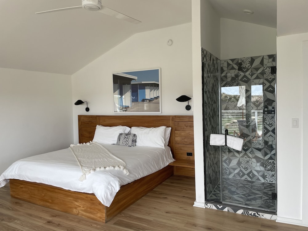 Habitación Deluxe con Patio, 1 cama de matrimonio grande del hotel Hero Beach Club