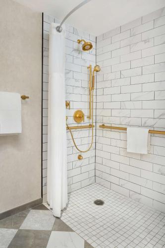 Habitación adaptada para personas de movilidad reducida con cama extragrande y bañera del hotel Hilton Pearl River