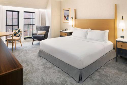 Habitación adaptada para personas de movilidad reducida con cama extragrande y bañera del hotel Hilton Pearl River. Foto 1