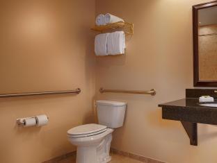 Habitación con bañera adaptada para personas con discapacidad - 2 camas grandes del hotel Best Western Plus Vineyard Inn and Suites. Foto 9
