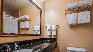Habitación con bañera adaptada para personas con discapacidad - 2 camas grandes del hotel Best Western Plus Vineyard Inn and Suites. Foto 12