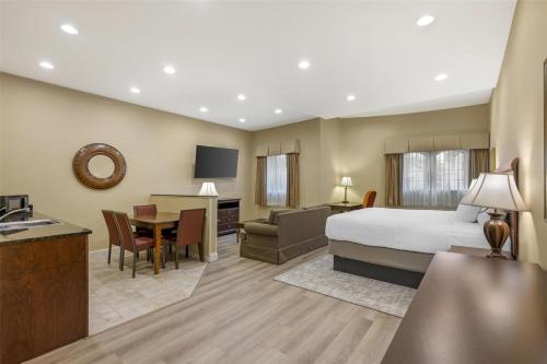 Habitación con cama extragrande y sofá cama - No fumadores del hotel Best Western Plus Vineyard Inn and Suites