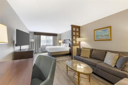 Habitación - 1 cama extragrande - No fumadores del hotel Best Western Plus Vineyard Inn and Suites. Foto 15