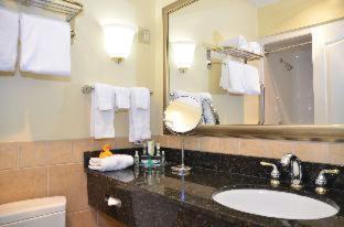 Habitación con cama extragrande, sofá cama y bañera de hidromasaje - No fumadores del hotel Best Western Plus Vineyard Inn and Suites. Foto 10
